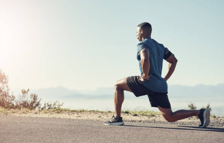 Man doing lunges outdoors (Getty)